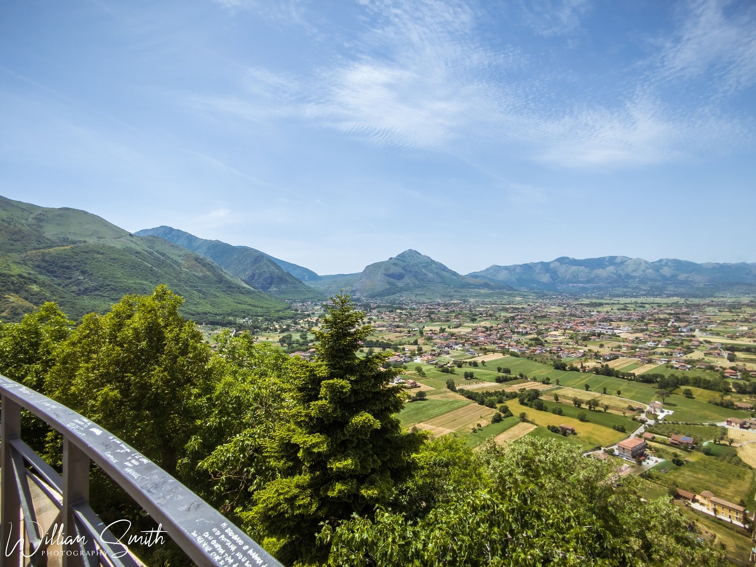 An ancient medieval village nestled in the heart of Cilento, Teggiano awaits your discovery within the Cilento Natural Park. Learn everything it has to offer!