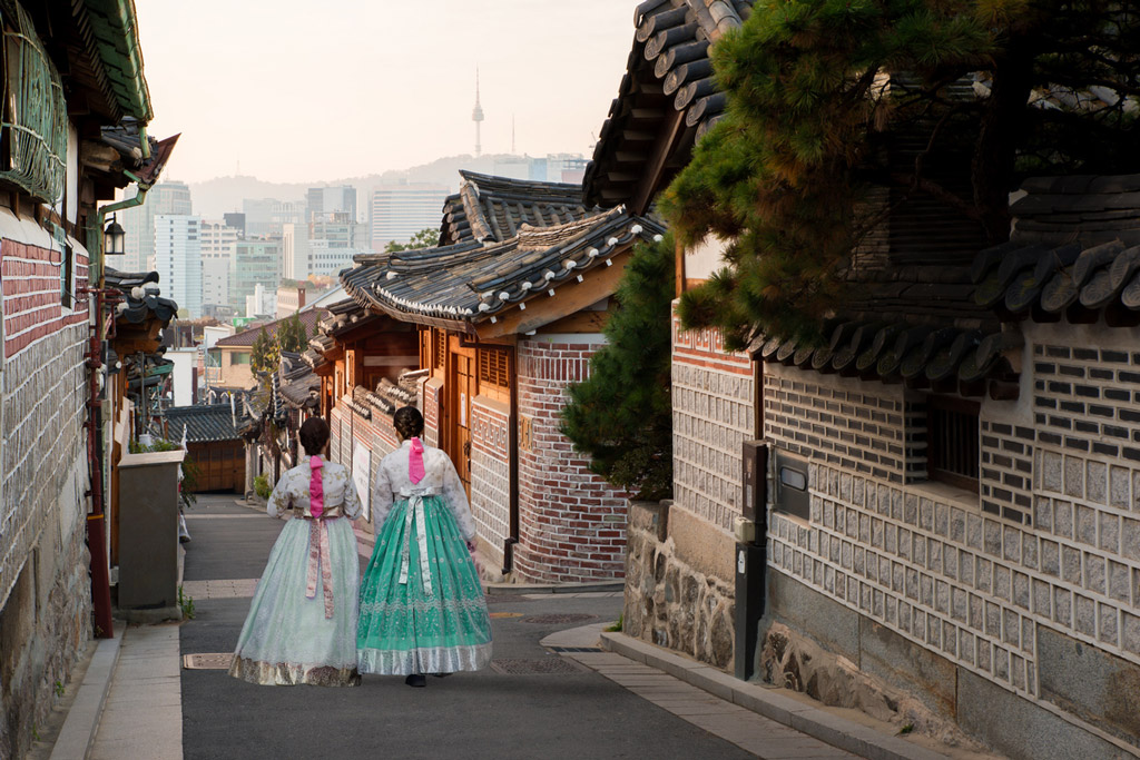 Women in Hanbok