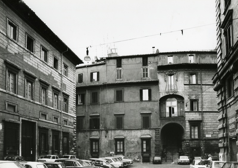 Palazzo Cenci (on the left) in a photograph from Wikimedia Commons