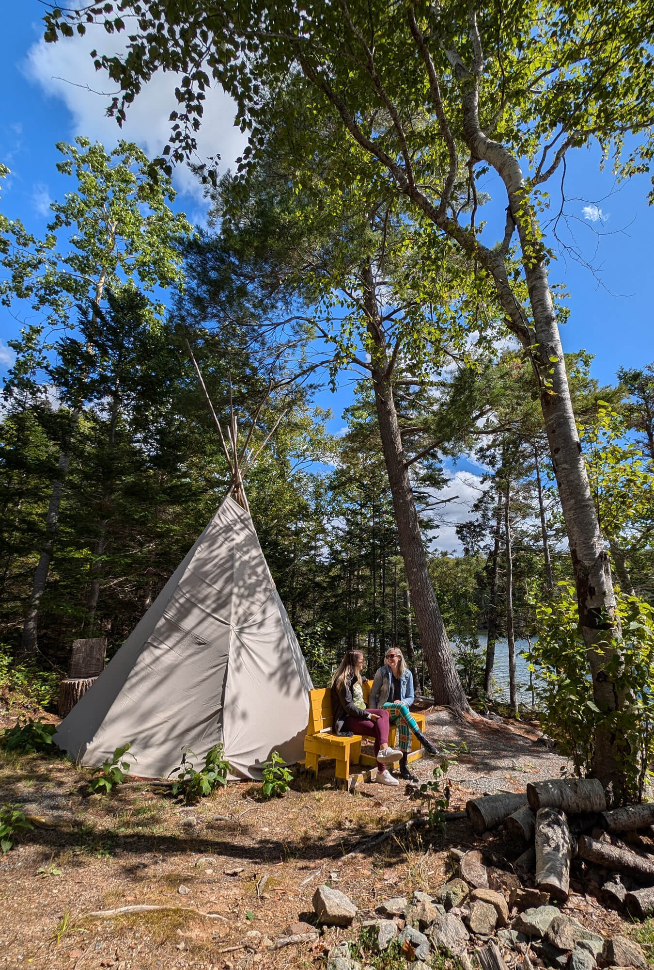 Lindz & Ashlyn Hanging Out Along the Trail :: I've Been Bit! Travel Blog