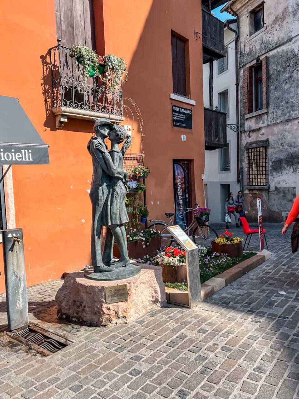 Statue "Al Bacin D'Amor" in Bassano del Grappa