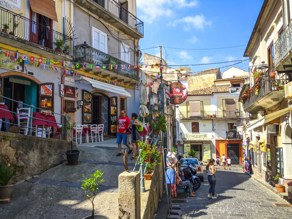 Various towns offer wine tastings, olive oil, or chocolate tastings. In Pizzo, they host gelato tastings—not just any gelato, but the world-renowned Tartufo of Pizzo.