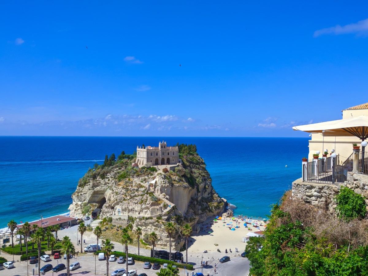 A few years ago, Tropea was officially recognized as the most beautiful small town in Italy. Discover why Tropea is a must-visit destination.