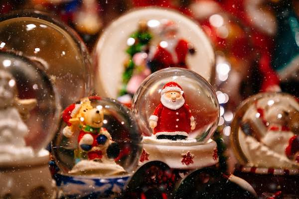 Snow globe featuring Italian Santa, Babbo Natale