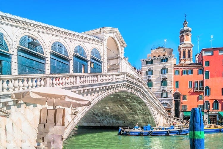 Venice - The most romantic things to do in Venice - Check out the Rialto Bridge