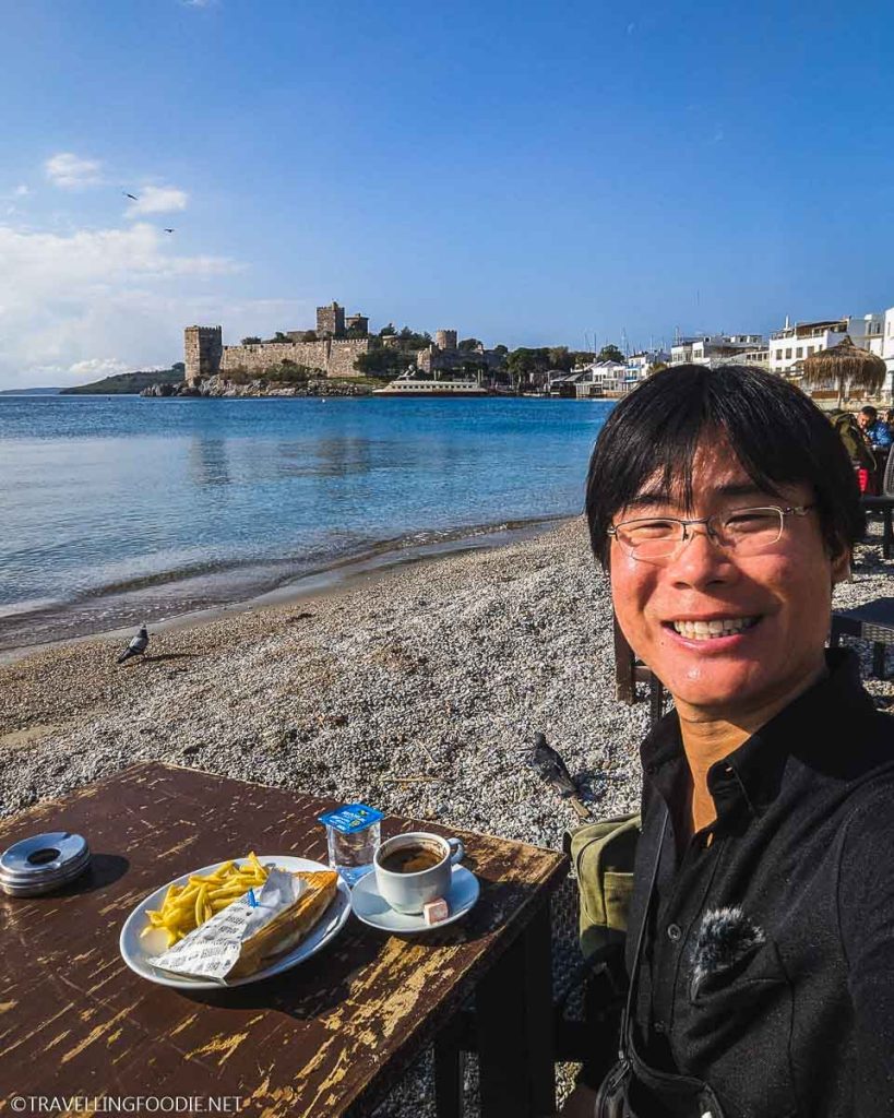 Travelling Foodie Raymond Cua enjoying breakfast at Mahfel Cafe on the beach with Bodrum Castle views