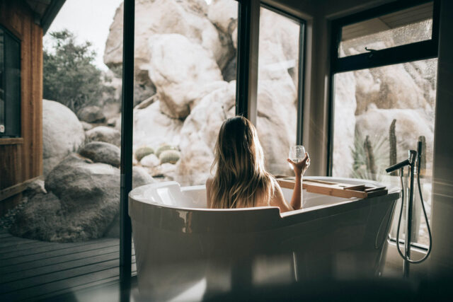 Romantic ideas for hotel room: soaking in bathtub together