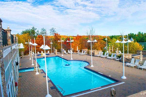 ToDoOntario - JW Marriott The Rosseau Muskoka, pool in the fall