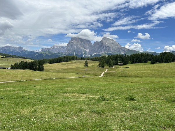 Family-friendly trail on the plateau above Ortisei