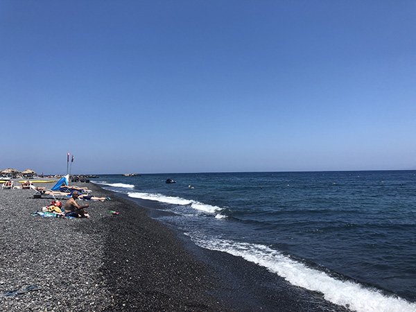 Kamari Beach - places to visit in Santorini in 2 days 