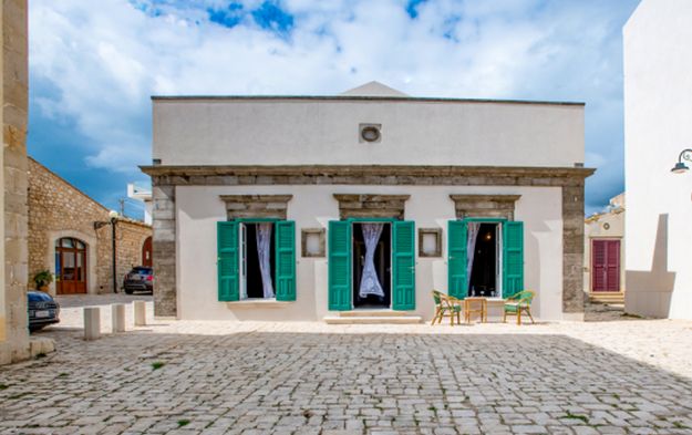 The piazza in front of Casa Sampieri.