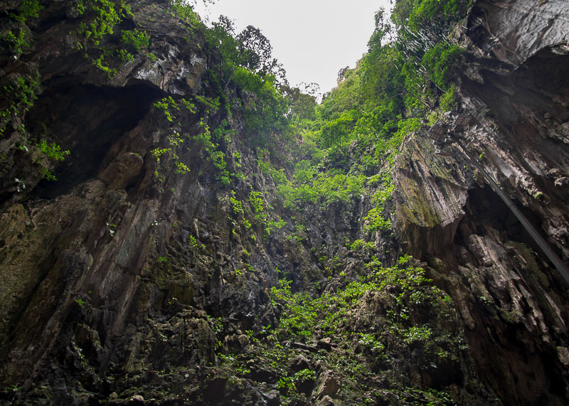 Climbing Batu Caves Steps to See the Famous Temple Cave | Kuala Lumpur has been on my bucket list for over a decade. The street food is incredible, along with the twin towers and the Batu caves. Click to read more and see the photography about the Batu Caves #nomad #batucaves #wanderlust #malaysia #slowtravel