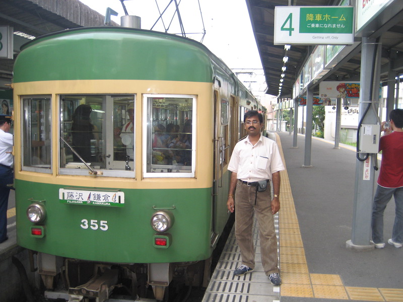 MJothi standing next to Fujisawa to Kamakura train in JR Train station