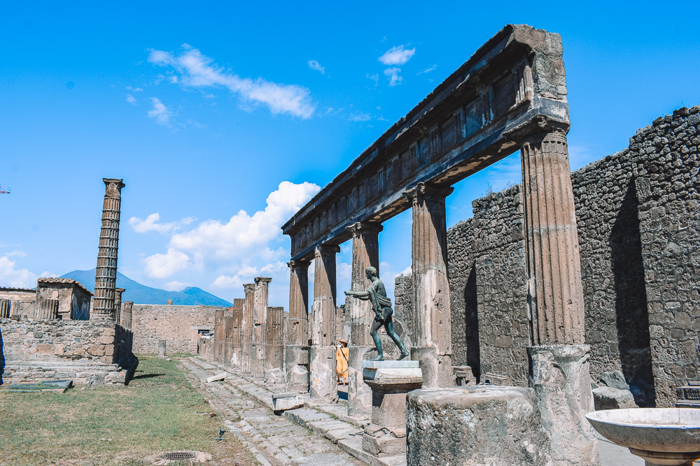 Exploring the Santuario di Apollo in Pompeii, Italy