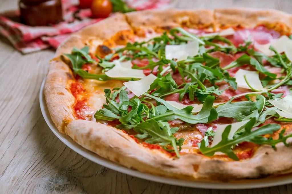 Prosciutto e Rucola pizza viewed from the side