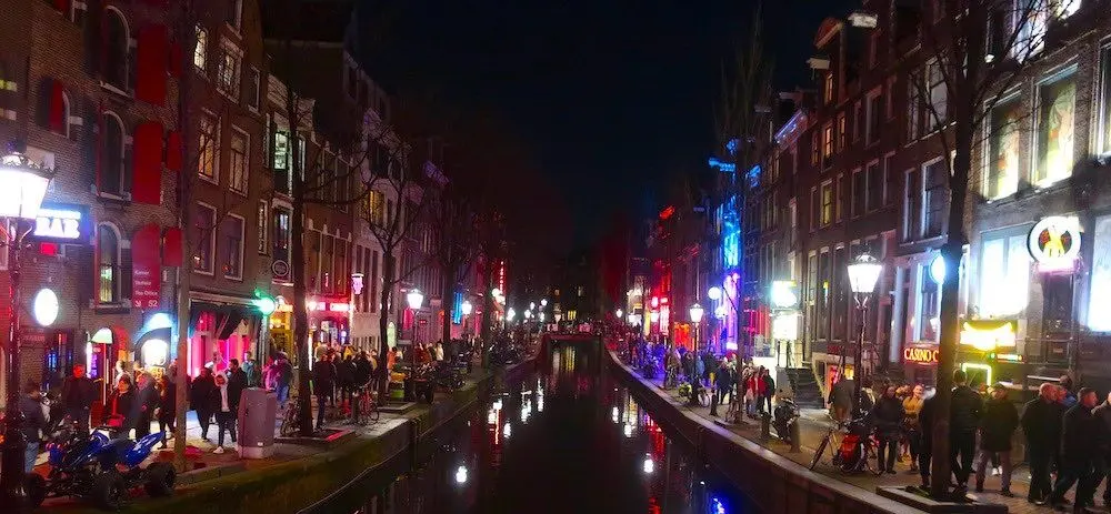 Oudezijds Achterburgwal at night