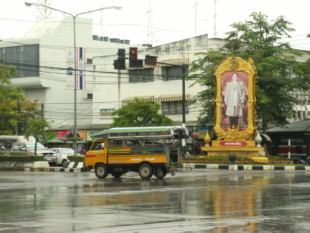 A portrait in the street honouring King Bhumibol - photo by Benoit Mortgat