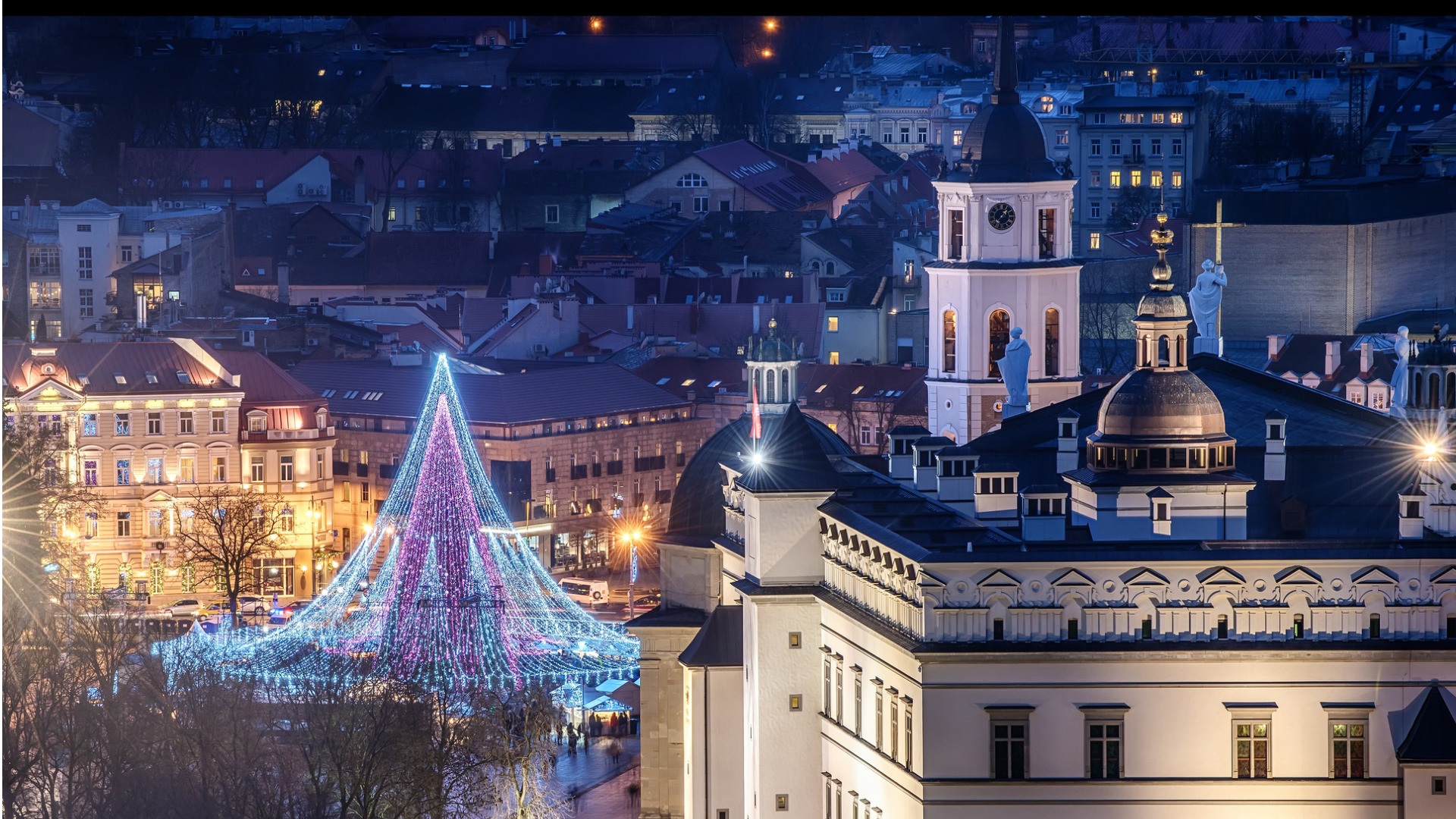 A panoramic view of Vilnius showcasing its stunning Christmas tree.