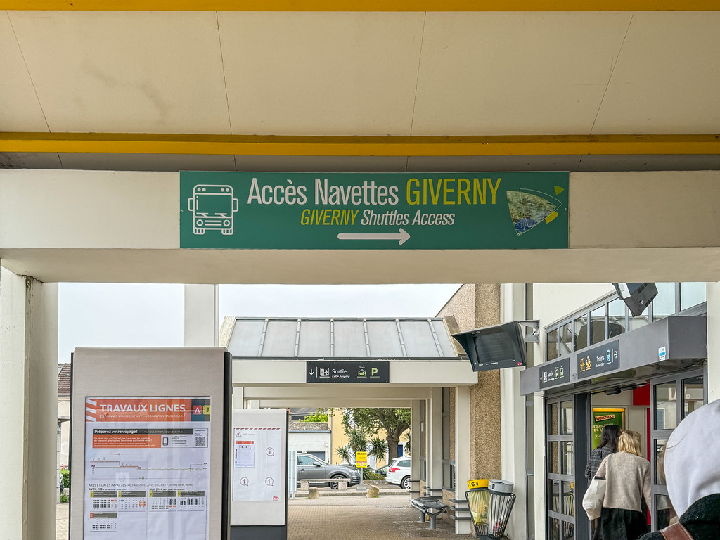 Giverny shuttle stop signs in Vernon