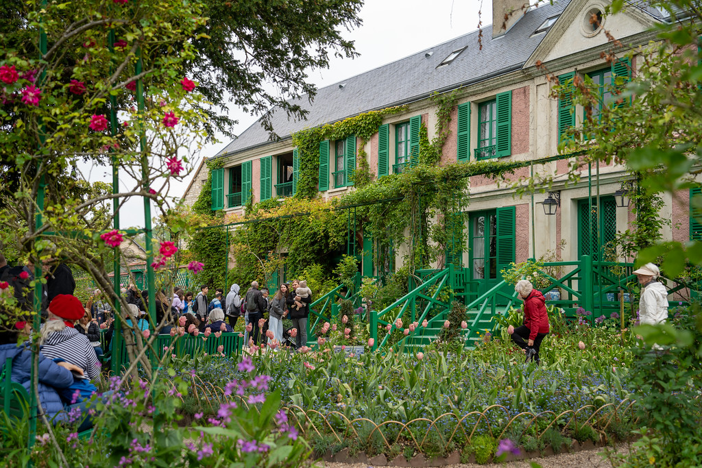 People lined up to see Monet's House