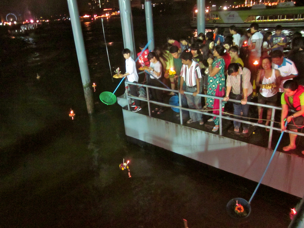 Loy Krathong at Saphan Taksin - photo by Chris Wotton