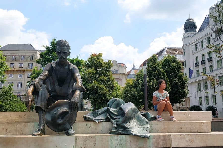 Attila József Statue, Kossuth Square