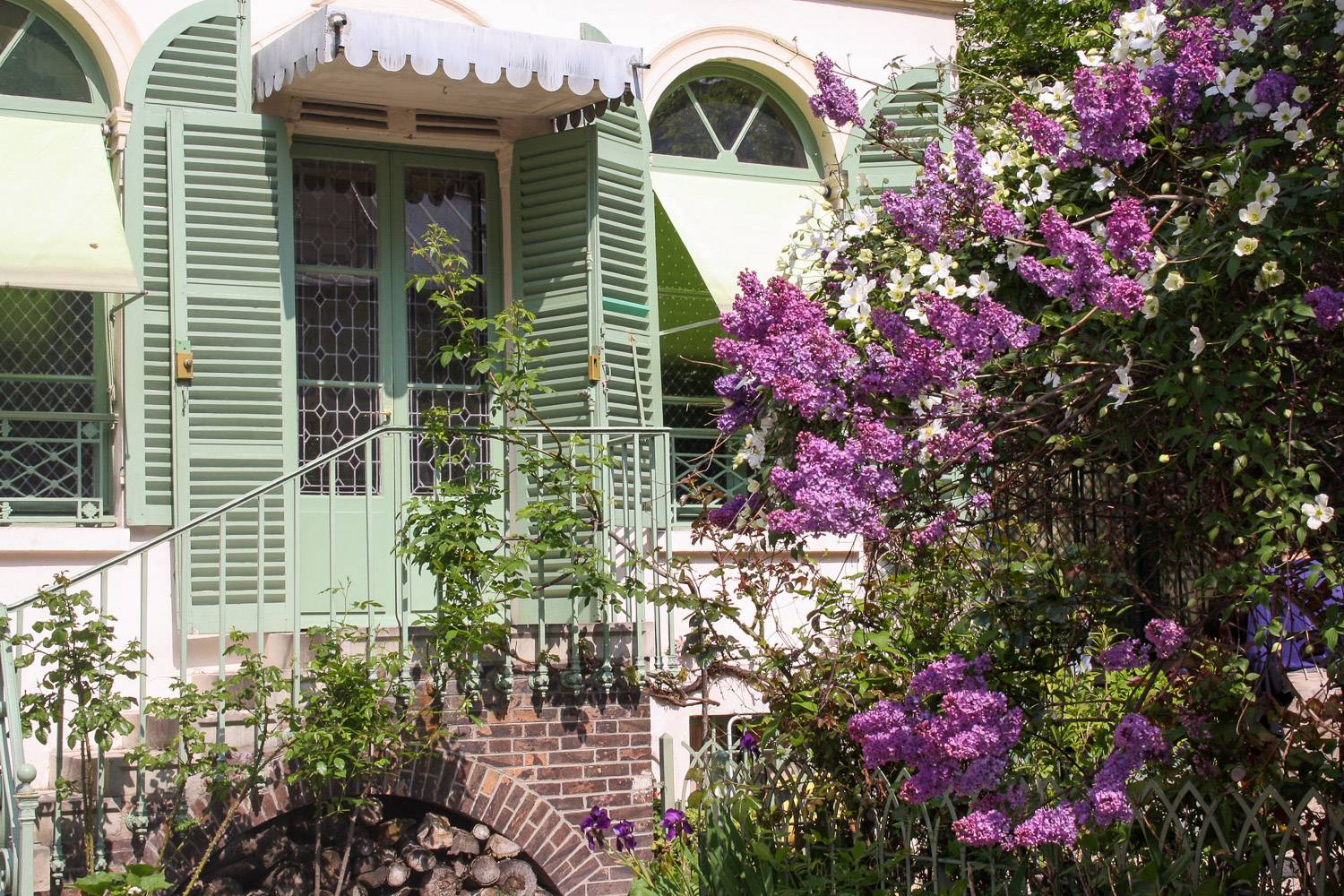 The façade and garden of the Musée de la Vie Romantique in Paris, set in a 19th-century home.