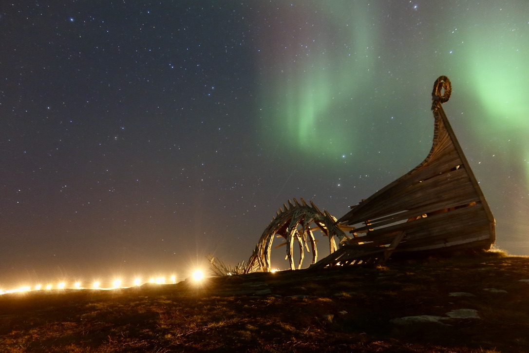 Drakkar sculpture under the Northern Lights