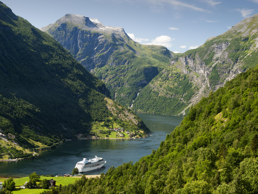 cruise Norwegian fjords